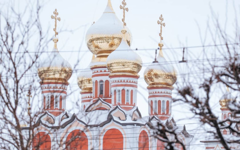 Власти напомнили о масках и дистанции при посещении храмов на Рождество