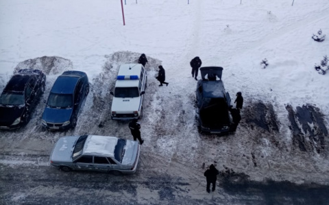 В Чебоксарах во дворе дома загорелась машина: "Пожарные прибыли в течение пяти минут"