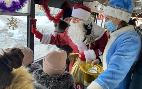 По Новочебоксарску снова пустили бесплатный троллейбус с Дедом Морозом и Снегурочкой