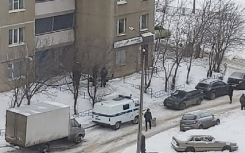 В Новоюжном районе у подъезда многоэтажки обнаружили труп