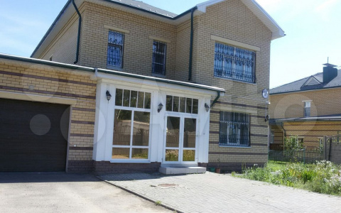 "Убранство позволит почувствовать себя монаршей особой": коттедж с двумя детскими в поселке Тихая Слобода за 19 млн рублей