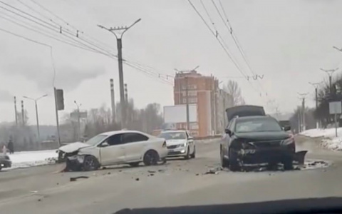 В Юго-Западном районе столкнулись «Лексус» и «Фольксваген»