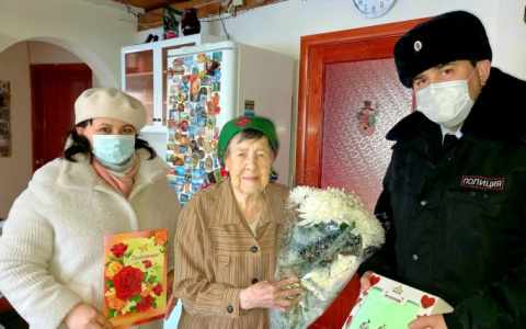 Прошла войну, 35 лет прослужила в полиции: чебоксарка отметила 104-летие
