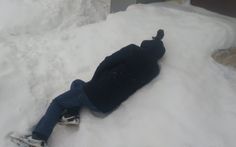 Тело парня нашли на стадионе школы в Новочебоксарске