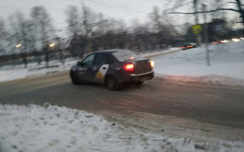 В Чебоксарах в часы пик из-за морозов взлетают цены на такси