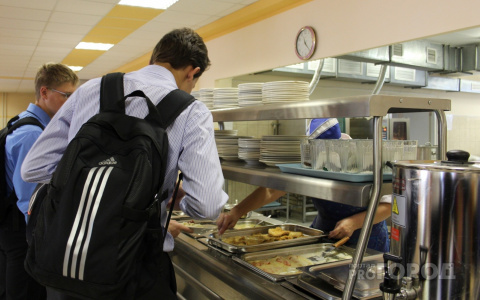 Чебоксарских школьников перестали кормить колбасой и сосисками