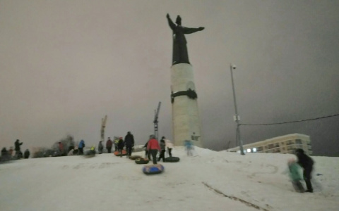 Чиновники категорически запрещают кататься на склоне Матери-Покровительницы