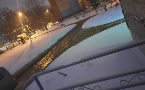 Очередной прорыв в Новоюжном районе затапливает территорию роддома