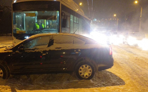 В ДТП с автобусом на Гражданском кольце пострадала женщина