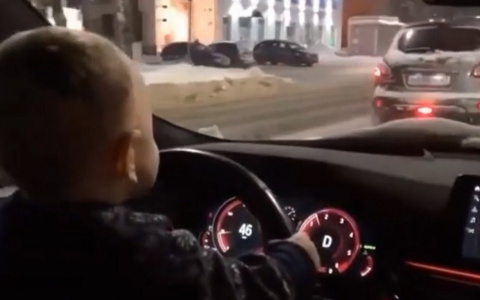 Малыш за рулем внедорожника проехал по центру Чебоксар