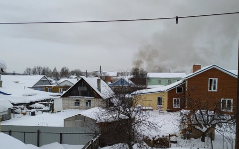 В Чебоксарах горит частный дом, дороги перекрыли