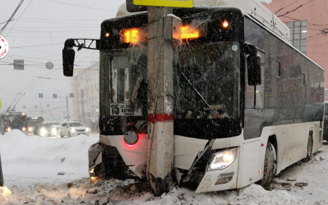 В центре Чебоксар автобус влетел в столб