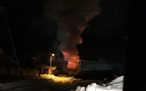 В Чебоксарах горит частный дом