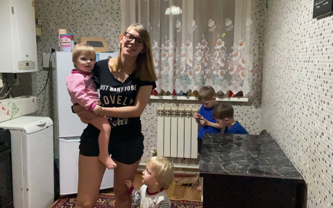 Мама в свои 24 года в одиночку воспитывает четырех детей: “В месяц трачу на детей около 30 тысяч рублей”