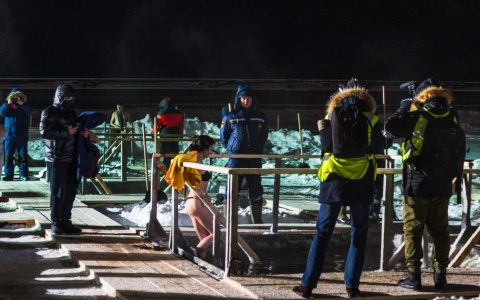 На Крещение в Чебоксарах окунулись в прорубь около 1000 человек