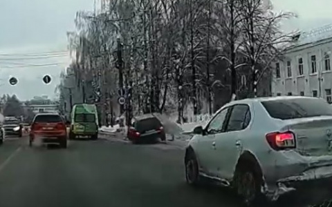 В Чебоксарах лихая маршрутка с пассажирами вытеснила легковушку в сугроб