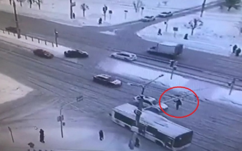 В Новоюжном районе мужчина шел на красный и притормаживал машины рукой