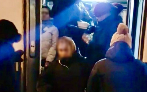 Выход на остановках Чебоксар без масок для некоторых оборачивается только предупреждением