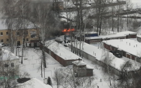 В Восточном поселке горит постройка