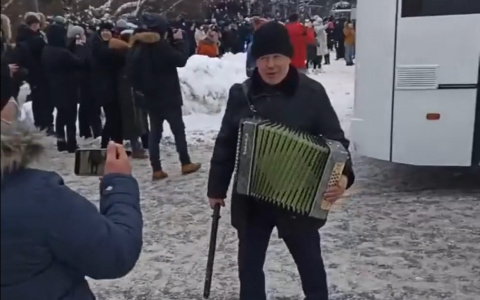 Гармонист на митинге стал "гвоздем программы" во время задержаний в Чебоксарах