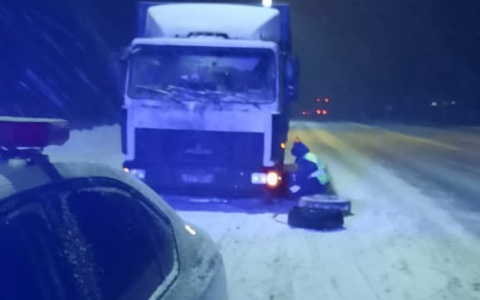 Инспекторы ДПС Чувашии выручили на дороге водителя из Беларуси