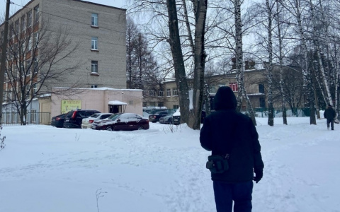 Мужчина поставил свои старые ботинки в магазине и спокойно ушел в новых