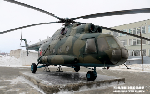 В Чебоксарах установили вертолет Ми-8 для школьников