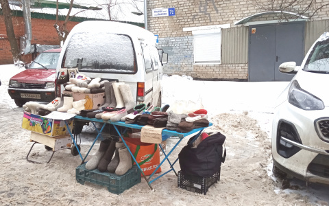 Чебоксарцы устраиваются на улице и продают валенки: их ловят и грозят штрафом