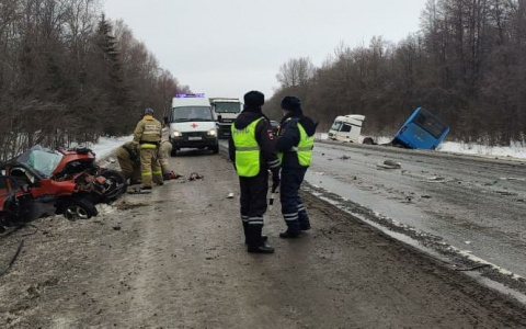 Водитель "Рено" погиб в лобовом столкновении с КамАЗом, который перевозил автобус