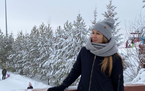 Девушка успевает работать в школе и заниматься творчеством: недавно она записала свою первую песню