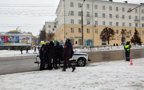В Чебоксарах из-за объявленного митинга перекрыли часть проспекта и проверяют документы у прохожих