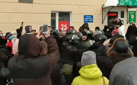 На митинге в Чебоксарах разгоняют собравшихся: задержали мужчину с гармошкой