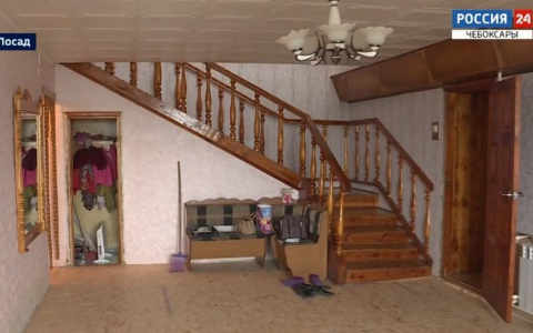 Многодетная семья из "подвала" ждет возмещения ущерба: ходили в резиновых сапогах в стоковой воде из других квартир