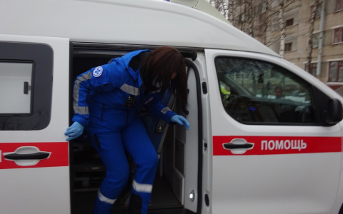 Акушеркам и медсестрам предлагают переехать в деревню за 750 000 рублей