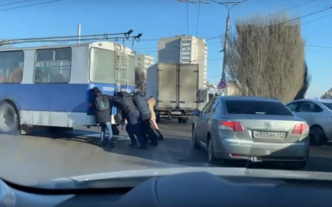 Шестеро пассажиров не стали ждать и вытолкали троллейбус