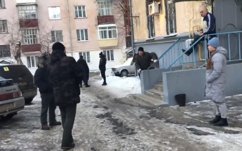 В Чебоксарах освободили землю от захватчиков парковки, которые ранее прогнали проверяющих