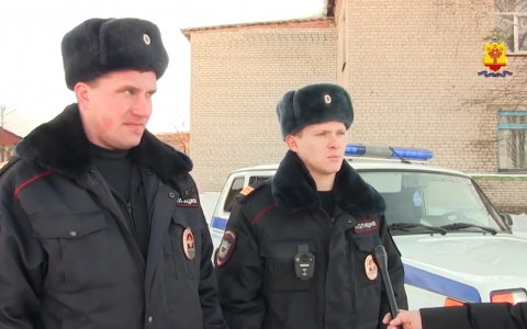 Полицейские вытащили из задымленной квартиры двоих мужчин