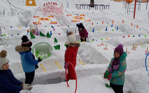 Детям построили снежные окопы “Сурский рубеж”