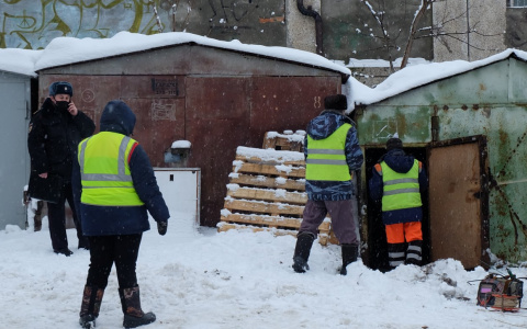 Жителям дома на Ахазова нужно будет избавиться от своих гаражей: на их месте будет частная клиника