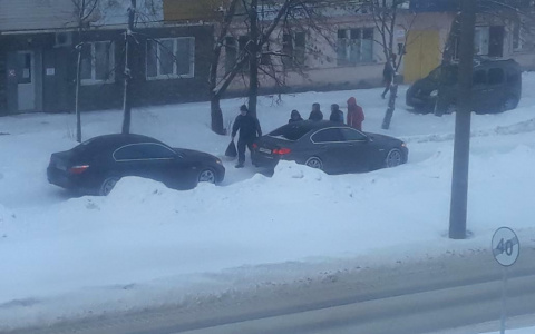 В Чебоксарах два водителя на BMW проехались по тротуару, полному людей