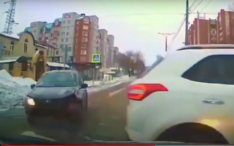 Момент ДТП попал на видео: девушка за "Хендай" уверенно едет по второстепенной дороге