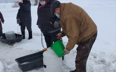Жители деревни Красночетайского района пьют из проруби в пруду