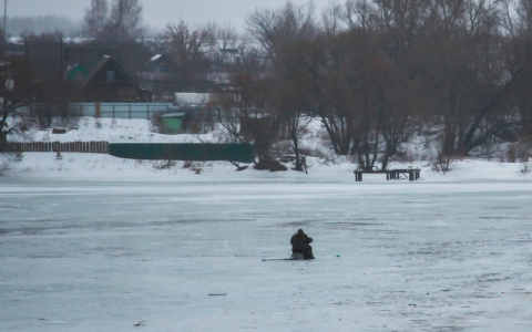 Житель Ядрина ухитрился растянуть сеть подо льдом, но попался полицейским