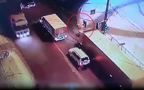 В Чебоксарах мужчина упал под проезжающий грузовик