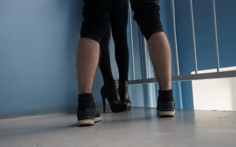 Услышав крики о помощи, мужчина вышел на площадку и помешал изнасилованию 18-летней девушки