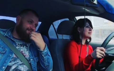 Автоинструктор из Чебоксар удивляет подписчиков своим спокойствием с учениками: “Девушки идут на обучение чаще мужчин”