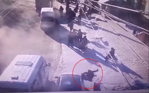 Появился момент наезда "Шкоды" на женщину у чебоксарского рынка