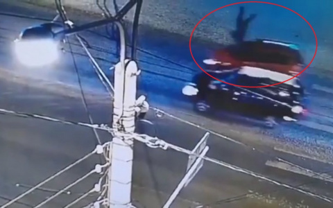 Бегущие люди на красный свет у Центрального рынка: одни успевают, других подбивают