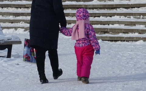 Женщина оказалась в больнице, отдала дочь в детдом, а потом не пришла за ней