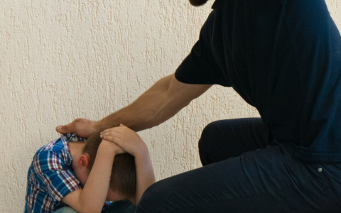 Четыре месяца в чебоксарской квартире отец издевался над сыном-школьником